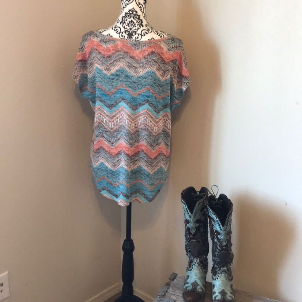 Multicolor chevron pattern top - Picture 2 of 3